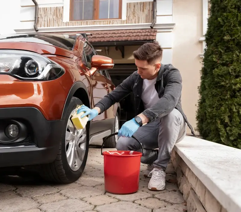 Lavage auto à domicile Mareuil-lès-Meaux : professionnel intervenant sur un véhicule